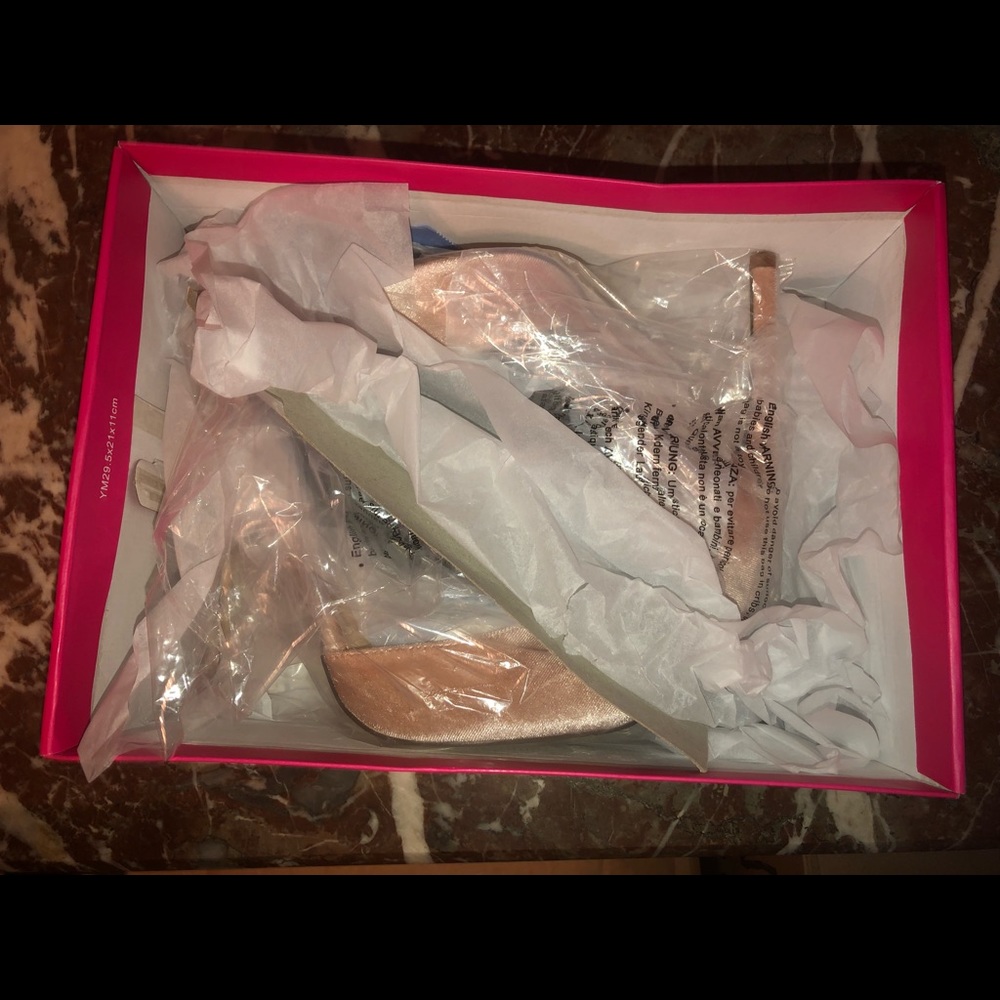 Velvet Pumps in Blush NWT - Picture 7 of 8
